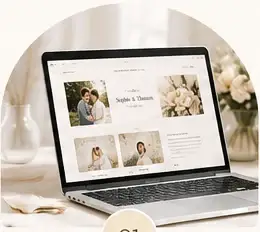 Voorbeeld van een persoonlijke trouwwebsite met foto’s van het bruidspaar, getoond op een laptop