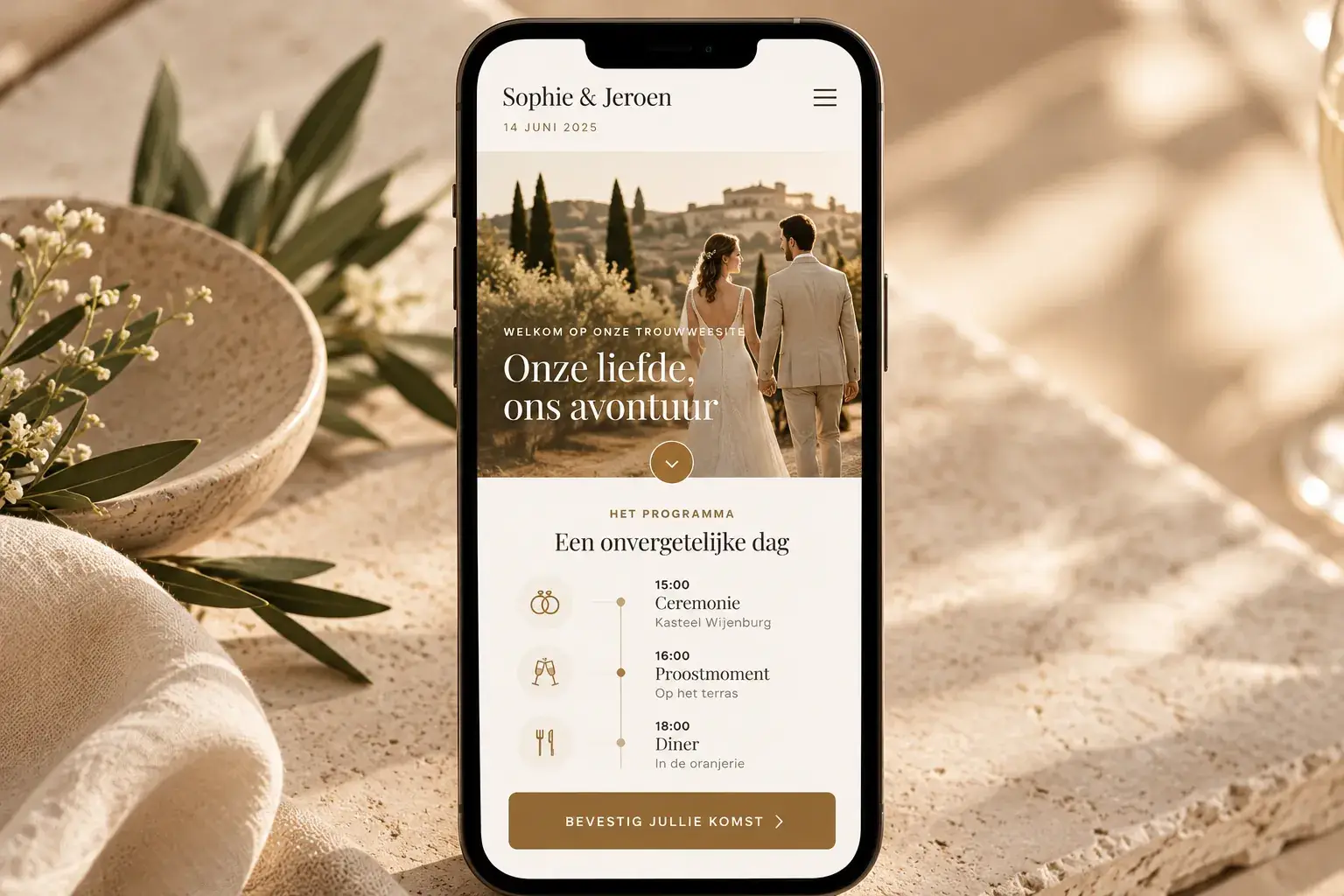 Impressie van een trouwwebsite op een smartphone met dagprogramma en RSVP-knop