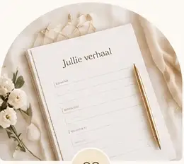 Vragenlijst voor de wensen en persoonlijke details van een trouwwebsite, met pen en bloemen